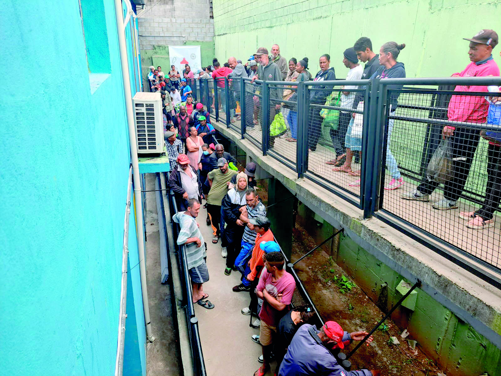 A 65ª unidade da Rede Cozinha Escola da Associação Cidade Azul e Adjacentes (ACAAD Associação) foi inaugurada pelo prefeito Ricardo Nunes no bairro Cidade Domitila, localizado na região do Jabaquara. A cozinha já estava em funcionamento antes mesmo da inauguração oficial. “Eu venho pegar [a comida] aqui. É muito bacana”, contou à reportagem, Wagner da Silva Rodrigues, 63 anos é catador de latinha vai almoçar todos os dias na cozinha escola e “se arrepiou” com a inauguração oficial do espaço. “Me arrepiei. Não preciso nem falar. Todo mundo gosta. É bom demais. O programa faz parcerias com Organizações da Sociedade Civil para fornecer, no mínimo, 400 refeições, assadas e cozidas com equipamentos que buscam deixar os alimentos mais saudáveis, prontas diariamente para pessoas em situação de vulnerabilidade da comunidade e entorno, conforme contou Sandra Arantes, assistente administrativa da ACAAD. “São pessoas que estão em estado de vulnerabilidade e necessitam desse carinho, porque a fome tem pressa e está difícil a situação. A gente sabe que tem muita gente ainda que não conseguiu voltar para o mercado de trabalho”, destacou Arantes. Maria Sônia dos Santos Duarte tem 72 anos, mora na região e almoça na cozinha. “Se acontecer uma coisa melhor do que isso, estraga, porque é maravilhoso. Eu não tenho do que reclamar”, disse. “Nem em um restaurante a gente come melhor ou igual come aqui. Muito bom”, pontuou. A ação, além dos benefícios para a população, deve gerar empregos, fortalecer a comunidade, além de proporcionar oportunidades de formação em cozinha. De acordo com a Prefeitura, até 20 de maio, já foram distribuídas mais de 2,7 milhões de refeições em todas as áreas da cidade de São Paulo. “Quero primeiramente agradecer, parabenizar, porque é um projeto muito importante. Foi demorado bastante tempo para Deus plantar isso no coração do ser humano, mas como agora ele conseguiu plantar no coração do ser humano, a tendência, com a ajuda de todos, é melhorar cada vez mais o projeto e é isso daí que a gente espera”, especificou Gemerson Henrique dos Santos, que conheceu o projeto após o falecimento de sua mãe. O almoço está sendo muito bom, às vezes a gente fica sem nada para comer em casa e a gente vem almoçar aqui e depois corre atrás da janta”, salientou Fábio Andrade Araújo, morador da redondeza há 30 Uma das responsáveis pelo andamento da cozinha escola no Cidade Domitila é Roseli Oliveira Bispo, auxiliar de cozinha e funcionária do buffet da cozinha escola. “Estou muito feliz com a escola, com a inauguração que vai acontecer hoje. Só tenho a agradecer. Estou muito satisfeita em prestar esse serviço para a comunidade. É muito gratificante”, afirmou. Antes da inauguração, o prefeito conheceu a nova cozinha escola e almoçou no local com moradores da região. “Cada cozinha escola fornece pelo menos 400 refeições de segunda à sábado e se soma a nossas outras ações com relação à segurança alimentar. Nós credenciamos entidades que estão dentro das comunidades, portanto, tem uma interação que ajuda a identificar onde estão os problemas, quem são as pessoas que precisam”, destacou Nunes. A comida é gostosa, arroz, feijão, tem macarrão, tem aqui o franguinho”, destacou ainda, o prefeito, elogiando o espaço e os profissionais que nele trabalham, antes de almoçar. “Aqui eu estou há três meses comendo. É deliciosa [a comida], tratam muito bem, é maravilhoso isso daqui”, dissertou Maria do Socorro Rodrigues da Silva, 59 anos, que faz refeições diárias com sua neta de 9 anos, Emanuelly Rodrigues Rocha. “Muito gostosa [a comida]”, comenta a pequena. Criado em agosto de 2023, pela Secretaria Municipal de Direitos Humanos e Cidadania (SMDHC), o programa faz parcerias com Organizações da Sociedade Civil que recebem recursos para fornecer, no mínimo, 400 refeições prontas diariamente, de segunda a sábado, para pessoas em situação de vulnerabilidade. No total, são 65 organizações parceiras. A Cozinha Escola de Cidade Domitila fica na Avenida Rodrigues Montemor, 280 e as refeições são entregues, sempre, no horário do almoço, de segunda-feira à sábado.