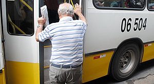 Idosos acima de 60 anos volta a ter gratuidade nos ônibus