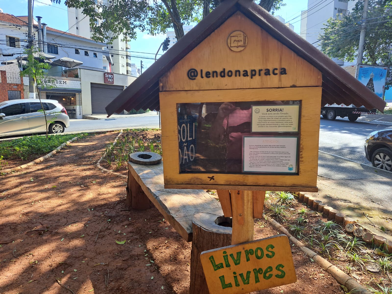 Praça na Vila Mariana incentiva a leitura e ensina sobre árvores