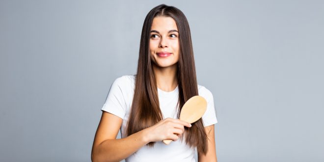 Escovar o cabelo com uma escova limpa pode resultar em cabelos mais saudáveis e brilhantes