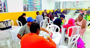 A 65ª unidade da Rede Cozinha Escola da Associação Cidade Azul e Adjacentes (ACAAD Associação) foi inaugurada pelo prefeito Ricardo Nunes no bairro Cidade Domitila, localizado na região do Jabaquara. A cozinha já estava em funcionamento antes mesmo da inauguração oficial. “Eu venho pegar [a comida] aqui. É muito bacana”, contou à reportagem, Wagner da Silva Rodrigues, 63 anos é catador de latinha vai almoçar todos os dias na cozinha escola e “se arrepiou” com a inauguração oficial do espaço. “Me arrepiei. Não preciso nem falar. Todo mundo gosta. É bom demais. O programa faz parcerias com Organizações da Sociedade Civil para fornecer, no mínimo, 400 refeições, assadas e cozidas com equipamentos que buscam deixar os alimentos mais saudáveis, prontas diariamente para pessoas em situação de vulnerabilidade da comunidade e entorno, conforme contou Sandra Arantes, assistente administrativa da ACAAD. “São pessoas que estão em estado de vulnerabilidade e necessitam desse carinho, porque a fome tem pressa e está difícil a situação. A gente sabe que tem muita gente ainda que não conseguiu voltar para o mercado de trabalho”, destacou Arantes. Maria Sônia dos Santos Duarte tem 72 anos, mora na região e almoça na cozinha. “Se acontecer uma coisa melhor do que isso, estraga, porque é maravilhoso. Eu não tenho do que reclamar”, disse. “Nem em um restaurante a gente come melhor ou igual come aqui. Muito bom”, pontuou. A ação, além dos benefícios para a população, deve gerar empregos, fortalecer a comunidade, além de proporcionar oportunidades de formação em cozinha. De acordo com a Prefeitura, até 20 de maio, já foram distribuídas mais de 2,7 milhões de refeições em todas as áreas da cidade de São Paulo. “Quero primeiramente agradecer, parabenizar, porque é um projeto muito importante. Foi demorado bastante tempo para Deus plantar isso no coração do ser humano, mas como agora ele conseguiu plantar no coração do ser humano, a tendência, com a ajuda de todos, é melhorar cada vez mais o projeto e é isso daí que a gente espera”, especificou Gemerson Henrique dos Santos, que conheceu o projeto após o falecimento de sua mãe. O almoço está sendo muito bom, às vezes a gente fica sem nada para comer em casa e a gente vem almoçar aqui e depois corre atrás da janta”, salientou Fábio Andrade Araújo, morador da redondeza há 30 Uma das responsáveis pelo andamento da cozinha escola no Cidade Domitila é Roseli Oliveira Bispo, auxiliar de cozinha e funcionária do buffet da cozinha escola. “Estou muito feliz com a escola, com a inauguração que vai acontecer hoje. Só tenho a agradecer. Estou muito satisfeita em prestar esse serviço para a comunidade. É muito gratificante”, afirmou. Antes da inauguração, o prefeito conheceu a nova cozinha escola e almoçou no local com moradores da região. “Cada cozinha escola fornece pelo menos 400 refeições de segunda à sábado e se soma a nossas outras ações com relação à segurança alimentar. Nós credenciamos entidades que estão dentro das comunidades, portanto, tem uma interação que ajuda a identificar onde estão os problemas, quem são as pessoas que precisam”, destacou Nunes. A comida é gostosa, arroz, feijão, tem macarrão, tem aqui o franguinho”, destacou ainda, o prefeito, elogiando o espaço e os profissionais que nele trabalham, antes de almoçar. “Aqui eu estou há três meses comendo. É deliciosa [a comida], tratam muito bem, é maravilhoso isso daqui”, dissertou Maria do Socorro Rodrigues da Silva, 59 anos, que faz refeições diárias com sua neta de 9 anos, Emanuelly Rodrigues Rocha. “Muito gostosa [a comida]”, comenta a pequena. Criado em agosto de 2023, pela Secretaria Municipal de Direitos Humanos e Cidadania (SMDHC), o programa faz parcerias com Organizações da Sociedade Civil que recebem recursos para fornecer, no mínimo, 400 refeições prontas diariamente, de segunda a sábado, para pessoas em situação de vulnerabilidade. No total, são 65 organizações parceiras. A Cozinha Escola de Cidade Domitila fica na Avenida Rodrigues Montemor, 280 e as refeições são entregues, sempre, no horário do almoço, de segunda-feira à sábado.