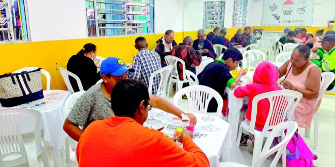 A 65ª unidade da Rede Cozinha Escola da Associação Cidade Azul e Adjacentes (ACAAD Associação) foi inaugurada pelo prefeito Ricardo Nunes no bairro Cidade Domitila, localizado na região do Jabaquara. A cozinha já estava em funcionamento antes mesmo da inauguração oficial. “Eu venho pegar [a comida] aqui. É muito bacana”, contou à reportagem, Wagner da Silva Rodrigues, 63 anos é catador de latinha vai almoçar todos os dias na cozinha escola e “se arrepiou” com a inauguração oficial do espaço. “Me arrepiei. Não preciso nem falar. Todo mundo gosta. É bom demais. O programa faz parcerias com Organizações da Sociedade Civil para fornecer, no mínimo, 400 refeições, assadas e cozidas com equipamentos que buscam deixar os alimentos mais saudáveis, prontas diariamente para pessoas em situação de vulnerabilidade da comunidade e entorno, conforme contou Sandra Arantes, assistente administrativa da ACAAD. “São pessoas que estão em estado de vulnerabilidade e necessitam desse carinho, porque a fome tem pressa e está difícil a situação. A gente sabe que tem muita gente ainda que não conseguiu voltar para o mercado de trabalho”, destacou Arantes. Maria Sônia dos Santos Duarte tem 72 anos, mora na região e almoça na cozinha. “Se acontecer uma coisa melhor do que isso, estraga, porque é maravilhoso. Eu não tenho do que reclamar”, disse. “Nem em um restaurante a gente come melhor ou igual come aqui. Muito bom”, pontuou. A ação, além dos benefícios para a população, deve gerar empregos, fortalecer a comunidade, além de proporcionar oportunidades de formação em cozinha. De acordo com a Prefeitura, até 20 de maio, já foram distribuídas mais de 2,7 milhões de refeições em todas as áreas da cidade de São Paulo. “Quero primeiramente agradecer, parabenizar, porque é um projeto muito importante. Foi demorado bastante tempo para Deus plantar isso no coração do ser humano, mas como agora ele conseguiu plantar no coração do ser humano, a tendência, com a ajuda de todos, é melhorar cada vez mais o projeto e é isso daí que a gente espera”, especificou Gemerson Henrique dos Santos, que conheceu o projeto após o falecimento de sua mãe. O almoço está sendo muito bom, às vezes a gente fica sem nada para comer em casa e a gente vem almoçar aqui e depois corre atrás da janta”, salientou Fábio Andrade Araújo, morador da redondeza há 30 Uma das responsáveis pelo andamento da cozinha escola no Cidade Domitila é Roseli Oliveira Bispo, auxiliar de cozinha e funcionária do buffet da cozinha escola. “Estou muito feliz com a escola, com a inauguração que vai acontecer hoje. Só tenho a agradecer. Estou muito satisfeita em prestar esse serviço para a comunidade. É muito gratificante”, afirmou. Antes da inauguração, o prefeito conheceu a nova cozinha escola e almoçou no local com moradores da região. “Cada cozinha escola fornece pelo menos 400 refeições de segunda à sábado e se soma a nossas outras ações com relação à segurança alimentar. Nós credenciamos entidades que estão dentro das comunidades, portanto, tem uma interação que ajuda a identificar onde estão os problemas, quem são as pessoas que precisam”, destacou Nunes. A comida é gostosa, arroz, feijão, tem macarrão, tem aqui o franguinho”, destacou ainda, o prefeito, elogiando o espaço e os profissionais que nele trabalham, antes de almoçar. “Aqui eu estou há três meses comendo. É deliciosa [a comida], tratam muito bem, é maravilhoso isso daqui”, dissertou Maria do Socorro Rodrigues da Silva, 59 anos, que faz refeições diárias com sua neta de 9 anos, Emanuelly Rodrigues Rocha. “Muito gostosa [a comida]”, comenta a pequena. Criado em agosto de 2023, pela Secretaria Municipal de Direitos Humanos e Cidadania (SMDHC), o programa faz parcerias com Organizações da Sociedade Civil que recebem recursos para fornecer, no mínimo, 400 refeições prontas diariamente, de segunda a sábado, para pessoas em situação de vulnerabilidade. No total, são 65 organizações parceiras. A Cozinha Escola de Cidade Domitila fica na Avenida Rodrigues Montemor, 280 e as refeições são entregues, sempre, no horário do almoço, de segunda-feira à sábado.