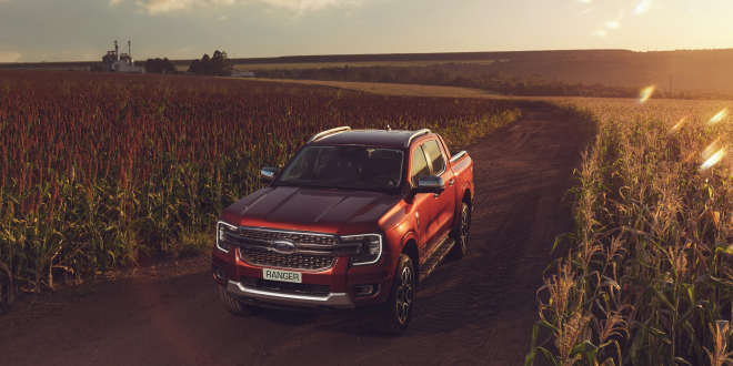 A Nova Ford Ranger já vendeu mais de 3.000 unidades no Brasil, completando a primeira semana de lançamento com mais um marco expressivo no mercado. Desse total, mais de 1.000 unidades foram registradas em apenas 24 horas, exclusivamente pela plataforma online no site www.ford.com.br, que inicialmente atendeu só clientes da marca. “O ritmo de vendas da Nova Ranger começou forte e continua surpreendendo, mostrando que os clientes estão reconhecendo todos os avanços que ela traz para o segmento”, diz Pedro Tadeu Resende, diretor de Vendas e Rede da Ford. “Isso mostra a confiança na marca e no produto e tenho certeza que eles vão se empolgar ainda mais quando dirigirem a picape. ” A Nova Ranger é disponível nas versões XLT (R$ 289.990) e Limited (R$ 319.990), ambas equipadas com motor 3.0 V6, transmissão automática de 10 velocidades e a exclusiva tração 4WD. Esse novo motor V6, desenvolvido pela Ford com bloco de ferro grafite compactado, cabeçote de alumínio e bicos injetores de alta pressão, tem o maior torque da categoria (61,2 kgfm), destacando-se também pelo consumo eficiente e baixíssimo nível de ruído. A picape de nova geração traz também aprimoramentos no chassi, suspensão e direção, freio a disco nas quatro rodas e quatro ou seis modos de condução, que refinam a sua dirigibilidade em todo tipo de terreno. O interior oferece um padrão de espaço e acabamento superior, incluindo bancos de couro e central multimídia com tela vertical de 12”, a maior do segmento, com acesso sem fio para Android Auto e Apple CarPlay e carregador por indução, entre outros equipamentos. A Ranger Limited oferece ainda um kit opcional de equipamentos com painel de instrumentos digital de 12,4”, rodas de liga leve de 20” e um pacote de tecnologias de assistência exclusivas, que incluem piloto automático adaptativo com stop & go, assistente de frenagem de ré, monitoramento de ponto cego com cobertura de reboque e câmeras 360°, entre outras.