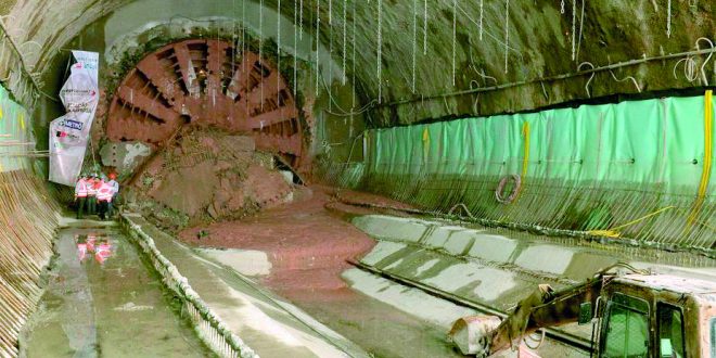 As obras de expansão da Linha -2 Verde do metrô estão em ritmo acelerado e avançando em direção à Penha. O Tatuzão, a maior tuneladora em atividade na América Latina chegou nesta quinta-feira (29) à futura estação Vila Formosa, na zona leste da capital. Com o novo trecho, o ramal passará a ligar a Vila Prudente à Penha, beneficiando o transporte de mais 300 mil pessoas por dia. Segundo informações da Secretaria de Transportes Metropolitanos, o Governo de São Paulo investe R$ 13,4 bilhões no projeto de expansão da Linha 2-Verde, que vai ganhar mais 8,4 km (8 km operacionais) de vias e oito novas estações. A estação Vila Formosa está sendo construída em uma área de 9,1 mil metros quadrados e a 44 metros de profundidade. A estação tem 49% das obras concluídas e acesso pelo encontro da avenida Dr. Eduardo Cotching com a rua Tauandê, na zona leste. O percurso do tatuzão começou em novembro, com a escavação de 654 metros de via até o momento. Já foram retirados 70 mil metros cúbicos de terra e instalados 436 anéis de concreto para revestimento do túnel. Com a conclusão do primeiro ciclo de obras, a tuneladora passará por um período de manutenção antes de retomar a escavação até a futura estação Anália Franco. A operação da tuneladora está estruturada em duas etapas, sendo a primeira do Complexo Rapadura, na Vila Formosa, até o poço Falchi Gianini, entre as paradas Vila Prudente e Orfanato, passando também pelas estações Vila Formosa, Anália Franco e Santa Clara. Depois, o tatuzão será desmontado e remontado no canteiro de obras da estação Penha, para a segunda etapa de escavação, no sentido do Complexo Rapadura. A primeira etapa da expansão, de Vila Prudente a Vila Formosa, deve ser concluída até 2026, e a segunda, de Vila Formosa até a Penha, no ano seguinte. Depois de pronto, o novo trecho vai agilizar o deslocamento dos moradores da zona leste, facilitar a mobilidade para outras regiões. A tuneladora em operação na Linha 2-Verde tem cerca de 100 metros de comprimento, 500 toneladas e capacidade de escavar e revestir com anéis de concreto até 15 metros de túnel por dia. O tatuzão possui uma roda de corte de 11,66 metros de diâmetro e estruturas de apoio, como esteiras para retirada de terra, câmara hiperbárica, sistema de ventilação e equipamentos para a colocação das aduelas de concreto. Batizado de “Cora Coralina”, este tatuzão é o maior equipamento do tipo em operação na América Latina. Cerca de 150 pessoas, entre engenheiros, mecânicos, técnicos e eletricistas, trabalham na máquina em três turnos diários.