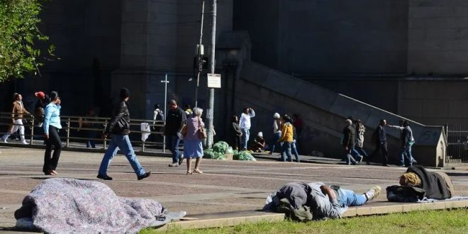 Padre Lancellotti critica exploração de pessoas em situação de rua