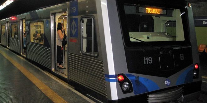 Passageiros do metrô e dos trens no início da operação pagam passagem mais barata