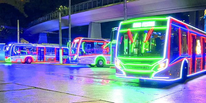 Prefeitura organiza passeio gratuito em ônibus iluminados