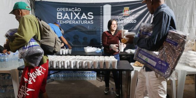 Prefeitura arma tenda para atender moradores de rua no frio