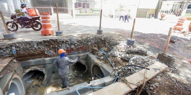 Já em fase final de conclusão, as obras de drenagem da rua Correia Lemos, 700, na região da Chácara Inglesa, na Vila Mariana é a esperança dos moradores para o fim dos alagamentos que ocorrem na região quando chove. Na quinta-feira (29), o prefeito Ricardo Nunes esteve na região e assegurou que o tormento da população com um grande volume de alagamentos na região esta perto do fim. “A gente conclui essa obra em março e esse será mais um local sem alagamentos na cidade”, completou o prefeito. A obra altera a drenagem subterrânea do local, alargando os canos por onde a água pluvial passa e eliminando um afunilamento identificado pelos técnicos. Desde que os trabalhos começaram, não ocorreram novos relatos de enchentes. Os trabalhos executados pela Prefeitura de São Paulo nas galerias trarão mais segurança às famílias que moram no local, seus bens e suas casas. Somente no trecho da obra há quatro condomínios residenciais, dois mercadinhos e cerca de 21 casas. O impacto positivo não é apenas exclusividade dos moradores, e, sim, de todos os frequentadores da região, sendo que a Rua Correia de Lemos liga a Rua Caramuru (próxima a Av. Jabaquara) com a Rua Guiratinga (próxima a Av. Prof Abrão de Morais).