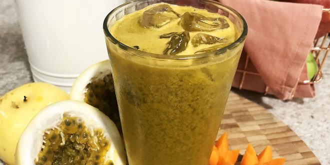 Suco Detox de Maracujá Ingredientes: 2 folhas de couve-manteiga; ½ cenoura picada; polpa de 1 maracujá; 20 gotas de adoçante; 200 ml de água; suco de 1 limão; 5 cubos de gelo; folhas de hortelã a gosto. Preparo: Coloque todos os ingredientes no liquidificador e bata durante 3 minutos. Sirva a seguir. Suco Detox Com Pepino Ingredientes: 2 folhas de couve-manteiga picadas; 1 maçã sem sementes picada; ½ pepino japonês com casca picado; 20 gotas de adoçante; 200 ml de água; suco de 1 limão; folhas de hortelã a gosto; 5 cubos de gelo. Preparo: Bata todos os ingredientes no liquidificador durante 3 minutos. Sirva a seguir. Salada de Ovos com Rúcula, Tomate Seco e Uvas Passas Ingredientes: 5 ovos cozidos; ½ potinho de iogurte integral sem sabor; 100 gramas de tomates secos; 30 gramas de uvas passas; 120 gramas de rúcula; suco de 1 limão; 1 colher (sobremesa) de azeite de oliva. Preparo: Pique os ovos cozidos, misture o iogurte, o tomate seco picado, o suco de limão, o azeite de oliva e as uvas passas. Junte as folhas de rúcula picadas grosseiramente e tempere com sal e ervas finas desidratadas. Sirva gelada. Dica: O condimento “Ervas Finas” está disponível no supermercado na prateleira de condimentos e temperos. Ou se preferir, use ervas frescas, tais como salsa, cebolinha, hortelã e manjericão. Cookie de Chocolate Amargo Ingredientes: 2 ovos inteiros; 185 gramas de farinha de amêndoas; 140 gramas de chocolate 70%, em cubos; 100 gramas de açúcar mascavo; 1 colher (chá) de essência de baunilha; 80 ml de azeite de oliva, ½ colher (chá) de bicarbonato de sódio. Preparo: Bater o açúcar com o azeite de oliva, acrescentar os ovos, a baunilha, a farinha de amêndoas, o bicarbonato. Desligue a batedeira e junte o chocolate picado misturando com uma colher. Deixe a massa descansando no freezer durante 1 hora. Passado este tempo, coloque colheradas da massa numa assadeira forrada com papel manteiga. Leve ao forno preaquecido (180º) e asse durante 13 minutos. Dica: Ao colocar a massa na assadeira, deixe espaço entre um e outro porque crescem durante o processo de cozimento. Espere esfriar completamente antes de retirar os cookies da assadeira.