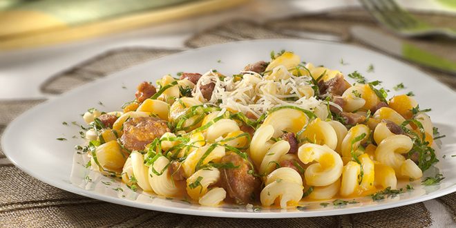 Delicioso Macarrão ao Molho de Abóbora com Couve e Linguiça