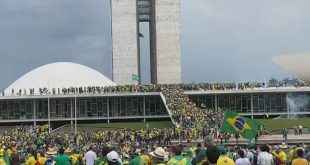 Terroristas simpatizantes de Bolsonaro invadem o Congresso, o Palácio do Planalto e o STF