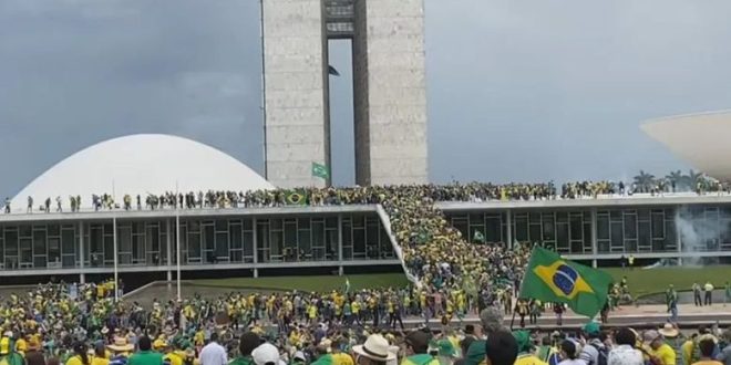 Terroristas simpatizantes de Bolsonaro invadem o Congresso, o Palácio do Planalto e o STF